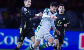 Alt= Mohamed Boulaksout à la lutte avec un défenseur de l'Olympic Safi.