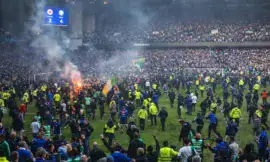 Atl= scènes de chaos à Ibrox après l'envahissement de terrain par les supporters des Rangers et ceux de Celtic après le quart de finale de la Coupe d'Ecosse. L'Image est générée par l'IA.