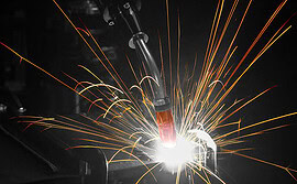 Robotic MIG welding gun with AccuLock R consumables in action