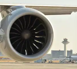 Двигатель самолета на перроне аэропорта — лизинг и покупка воздушных судов в Украине