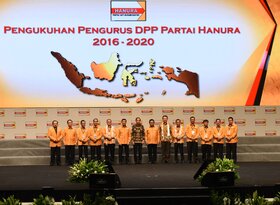 Presiden Jokowi dan Gubernur DKI Jakarta Basuki Tjahaja Purnama berfoto bersama jajaran DPP Partai Hanura, pada Pengukuhan DPP Partai Hanura, di SICC, Bogor, Jabar, Rabu (23/2) pagi. (Foto: Oji/Humas)