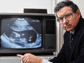 Były aborcjonista Bernard Nathanson pokazuje obraz usg dziecka w łonie matki