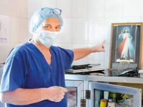 András Csókay, węgierski neurochirurg pokazuje na obraz Jezusa Miłosiernego
