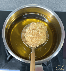 plonger oeuf dans l'huile