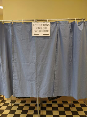 A la lecture du taux d'abstention très important du premier tour de l'élection municipale marqué par l'inquiétude légitime concernant le Coronavirus, la présidente de la Région Occitanie / Pyrénées-Méditerranée, Carole Delga, demande immédiatement l'annulation du second tour des élections municipales. « Jeudi soir, le président de la République a prononcé un discours très clair et garantissant les conditions de la tenue de l'élection. Mais l'annonce du premier ministre, samedi soir, n'était plus cohérente en matière sanitaire, le président de la République aurait dû reporter les élections. Après ce premier tour, marqué par une abstention historique pour des élections municipales, je maintiens ma position : face à l'urgence sanitaire, relayée par de nombreux médecins, le président de la République doit prononcer dès demain l'annulation du second tour des élections municipales. Il s'agit d'une mesure forte mais nécessaire pour garantir la santé de nos concitoyens. La France est forte et elle doit être aujourd'hui pleinement mobilisée pour endiguer la propagation de la pandémie qui nécessitera, sans nul doute, de nouvelles mesures exceptionnelles dans les jours à venir. » a déclaré Carole Delga. « Notre priorité aujourd'hui, c'est de préserver la santé des Français et limiter l'impact de cette pandémie sur nos entreprises. Nous devons nous battre pour les soutenir et sauvegarder les emplois sur notre territoire. Nous avons eu une réunion ce matin à la préfecture de région. Nous mettons en place un numéro d'appel unique permettant aux entreprises de s'informer et d'être guidées dans les différentes aides qui sont mises en place pour le chômage partiel, les aides à la trésorerie, les garanties d'emprunt. La Région débloque dès à présent 10 M€ pour mettre en place deux fonds. L'un d'intervention directe pour les entreprises ayant peu de trésorerie, qui répond surtout aux difficultés des indépendants. Le second est un fonds de garantie auprès des banques pour permettre aux entreprises de faire l'avance des salaires dans l'attente du versement par l'Etat du chômage partiel. Enfin, je réitère ma demande au gouvernement d'exonération totale des charges sociales et fiscales. » a conclu la présidente de Région.