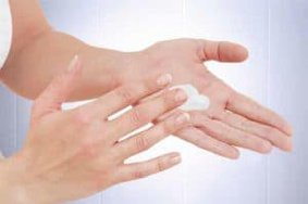 Hände mit Handlotion für einen perfekten Hautschutz - Handlotionspender