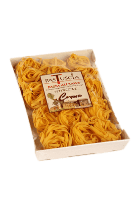 Fettuccina all'uovo in vassoio
