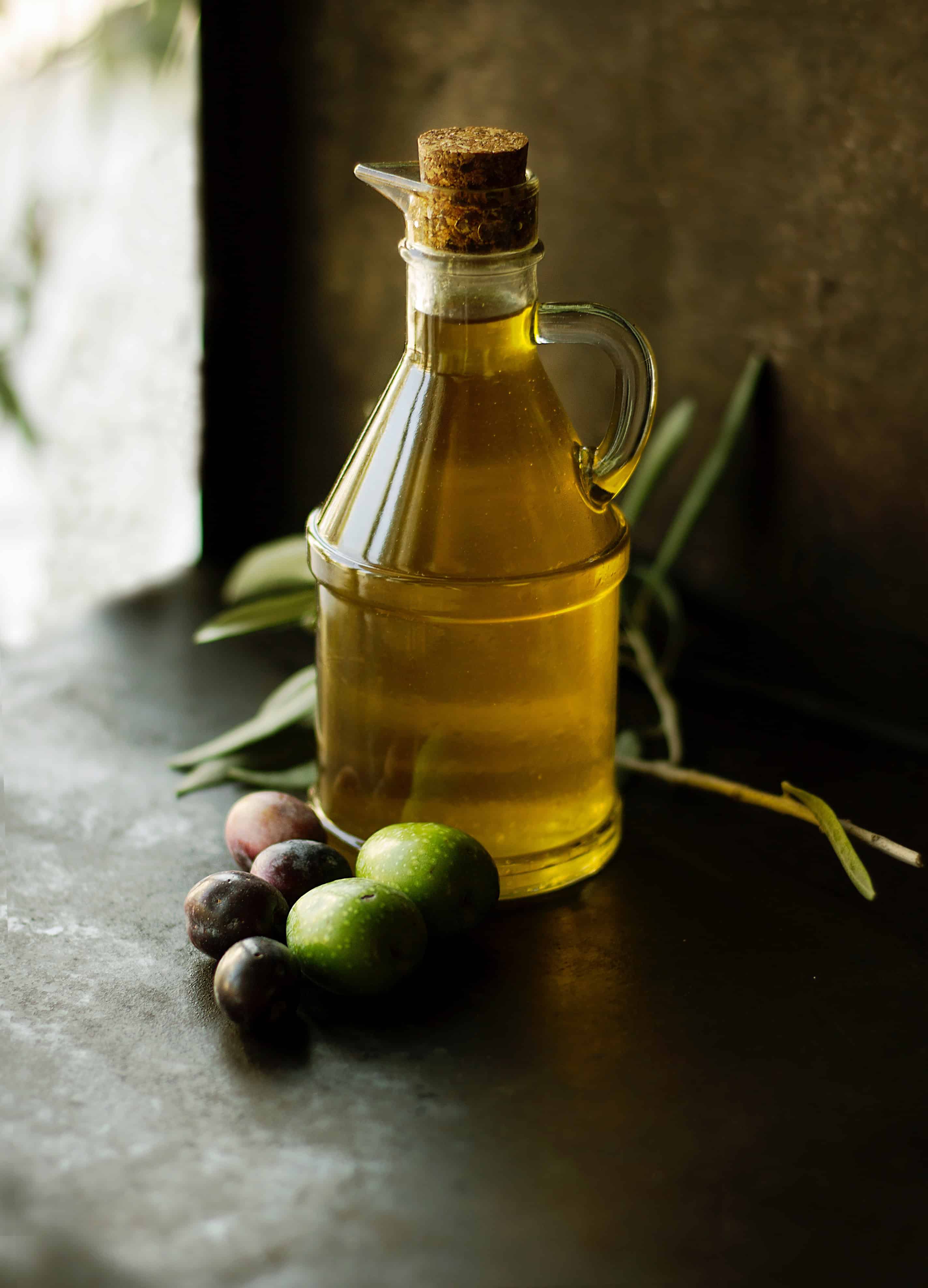 Bottle of cooking oil. Learn which are Healthy Fats and Dangerous Fats
