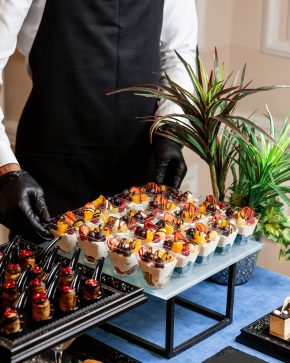 alt="LeLevant Catering Hamburg – Buffet mit mediterranen und orientalischen Speisen"