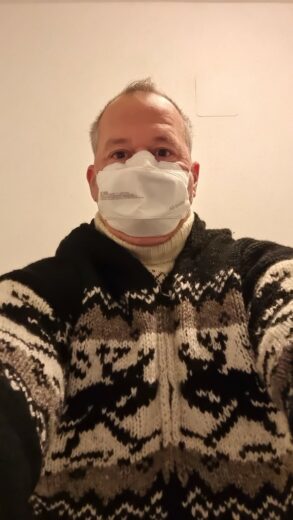 Ich mit meiner neuen schwarz-weissen Jacke aus Nepal. Und ich mit Maske