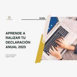 Una mujer sentada enfrente de su computadora para poder ingresar a la pagina SAT.