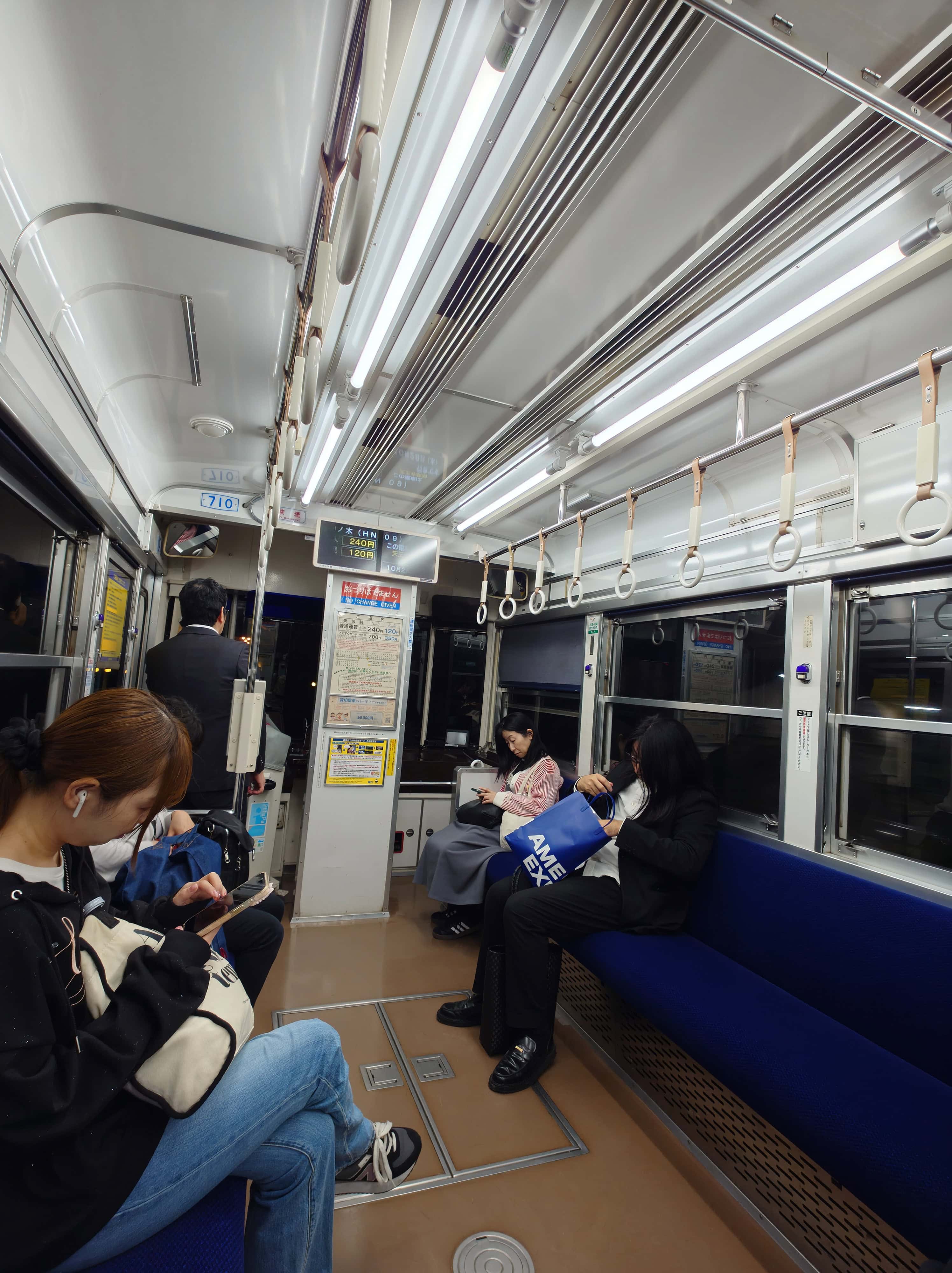 143.阪堺電車の車内