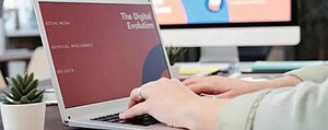 Professional werkt op laptop met presentatie over digitale evolutie, artificial intelligence en big data