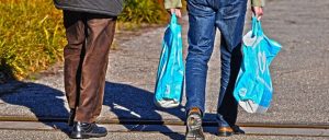 Mann mit Plastiktüten