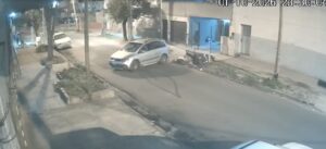 Lee más sobre el artículo Un delincuente de 25 años intentó robar un auto, lo atropellaron, fue trasladado a una casa y murió