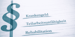 Grafische Darstellung mit großem Paragraphenzeichen in Teal. Rechts daneben drei untereinander angeordnete Begriffe in derselben Farbe, jeweils mit Unterstreichung: Krankengeld, Teilarbeitsunfähigkeit, Rehabilitation. Weißer Hintergrund. Das Bild verweist auf zentrale Regelungsbereiche des Referentenentwurfs für ein GKV-Beitragssatzstabilisierungsgesetz vom 16.04.2026 – im Beitrag mit Fokus auf chronisch Kranke.