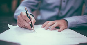 conseillère funéraire aidant une famille