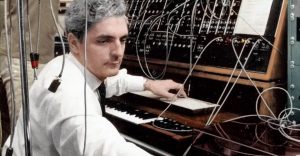 Bob Moog an seiner Maschine (Foto via electronibeats.net)