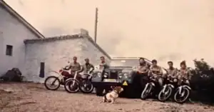 Esta foto la pongo porque quiero, pues en ella aparecen mis amigos de juventud, que, para sacarnos unas 'perrillas' trabajábamos en verano como vigilantes de incendios de la sierra del Guadarrama en Rascafría (Madrid). La foto está tomada junto a la desaparecida 'Casa forestal de la Horca' en 1977. De izquierda a derecha: Johnny Fraga, Felipe Chaves, Tony Rodríguez-Roda, Pepe Pugnaire, Juanma el Cafetera, Alain Pierre Lecocq y Fernando de Motta.