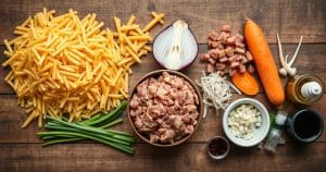 Các nguyên liệu tươi ngon sẵn sàng cho món nui xào thịt băm: nui các loại, thịt băm, hành tây, cà rốt, hành lá, tỏi và các loại gia vị cơ bản.