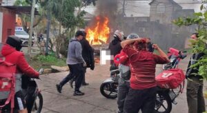 Lee más sobre el artículo Tigre: repartidores rastrearon por GPS una moto robada, coparon una casa y quemaron un auto