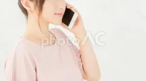 電話占いをする女性