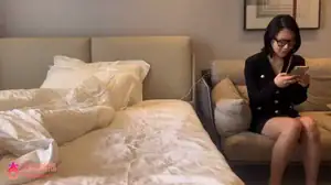 穿着时尚贵气的人妻，高挑身材前凸后翘