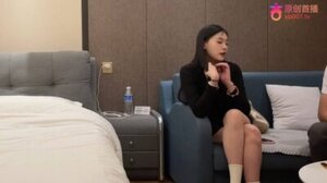 约了一个身材苗条温柔型的美女，胸部圆润性格好，下面阴毛很少非常嫩，干到后面偷偷把套子拿了干