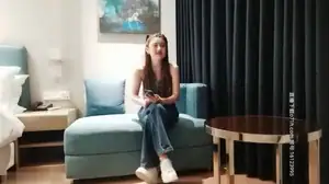 外貌清纯说话直白的吊带牛仔裤外围女