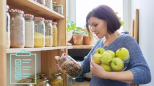 Frau sortiert Vorräte in Gläsern und hält frisches Obst in einer hellen Vorratskammer