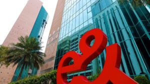 e& secures global leadership with world’s first commercial U6GHz network