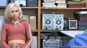 Adolescenta prinsa la furat de securitate se fute cu paznicul