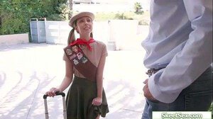 Adolescenta fututa de o pula mare si groasa