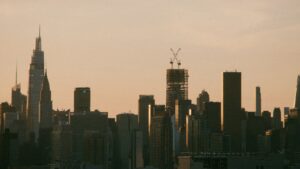 Skyline de rascacielos americanos al atardecer, ilustrando la creación de una LLC en Delaware desde España
