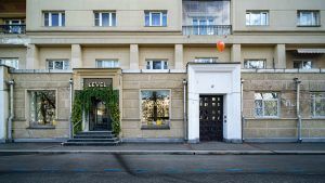 Фасад дома на Патриарших с кафе LEVEL и парадным входом в подъезд в Малом Патриаршем переулке