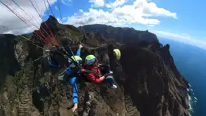 Vuelo biplaza en parapente sobre las crestas del macizo de Anaga, con el Atlántico al fondo
