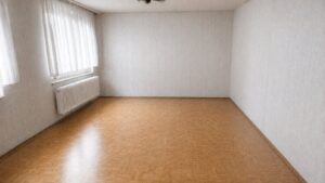 Besenrein geräumtes Wohnzimmer nach der Entrümpelung – übergabefertig (KI-generiertes Symbolbild)