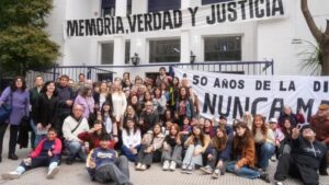 Lee más sobre el artículo Memoria en el ENAM: señalizan la escuela en homenaje a «La División Perdida»