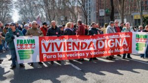 Manifestación con pancarta de vivienda digna en Madrid, antesala de la huelga general del 11 de noviembre