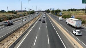 Vehículos circulando por la autovía A-2, eje clave del Puente del Pilar en el Corredor del Henares