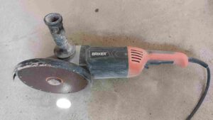 Amoladora de alta potencia para tallar piedra volcánica.