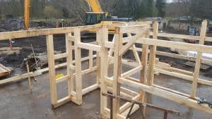 Holzrahmen für Bau eines Wellnesshofs RaJa, nachhaltiges Holzbauprojekt, umweltfreundliche Bauweise, Baumaterialien, ökologische Baugestaltung, Wellnesshof, Naturholz, nachhaltige Architektur, Holzbau für Wellnessanlage.