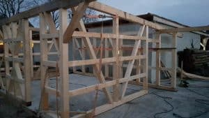 Holzrahmen für den Wellnesshof RaJa, im Bau befindlich, zeigt den handwerklichen Ansatz und die nachhaltige Bauweise für einen Wellness- und Erholungsbereich.