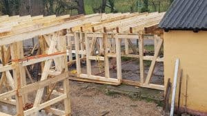 Holzkonstruktion in Bau, Schreinerarbeiten für den Wellnesshof RaJa in Deutschland.