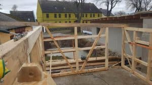 Holzrahmen für Bauprojekt am Wellnesshof RaJa, outdoorgebundener Wellnessbereich, nachhaltige Bauweise, hochwertige Holzverarbeitung, Naturerlebnis, Erholung in ländlicher Umgebung, nachhaltiges Bauen, Wellnesshotel Infrastruktur.