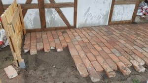 Steinpflaster im Bau, für einen Gartenweg oder Terrasse, mit notwendigen Vorarbeiten und Sandbett.
