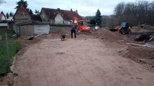 Neubau oder Erweiterung eines Wellnesshofs mit Bauarbeiten im Außenbereich, Baugeräte und Erde, symbolisiert Bauprojekte, Renovierung und Naturverbundenheit, passend für Wellnesshotels und -anlagen.