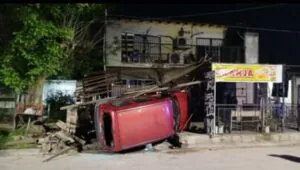 Lee más sobre el artículo San José: perdió el control, chocó contra un poste de luz y se salvó de milagro