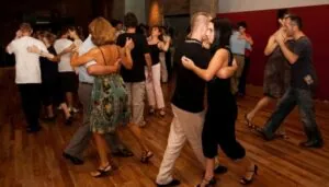 Lee más sobre el artículo Brown: el Municipio ofrece clases gratuitas de tango, rock, folklore, salsa y bachata