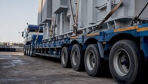 Ein Transformator wird auf einem Tieflader transportiert.